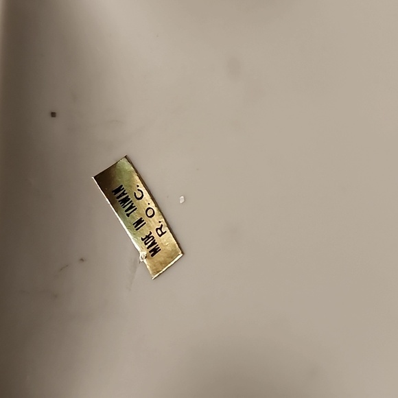 VINTAGE PORCELINE CHRISTMAS FIGURINE. - Picture 7 of 8